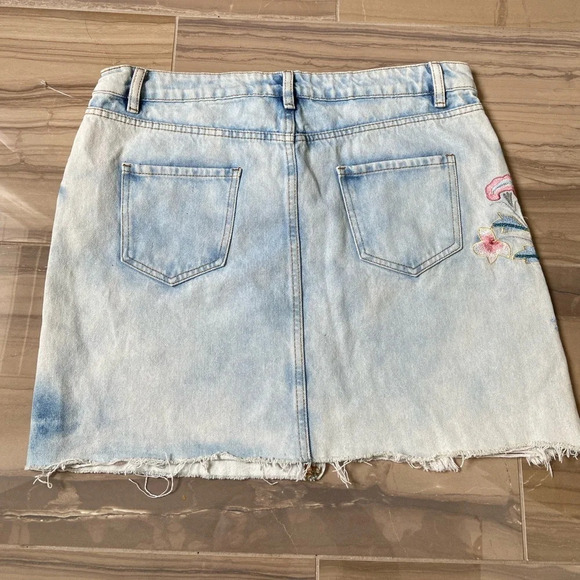 Dex denim embroidered floral skirt with raw hem Sz 32 - Picture 2 of 6